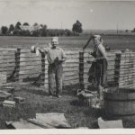 Izrada gredica za kuću početkom 1970ih, izvor fotografije Anica Šimunec