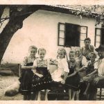 Obitelj pod starom jabukom, izvor fotografije Sanja Kolenko